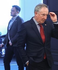 Sienkiewicz nie wstał do hymnu. Ekspert wyjaśnia jego zachowanie