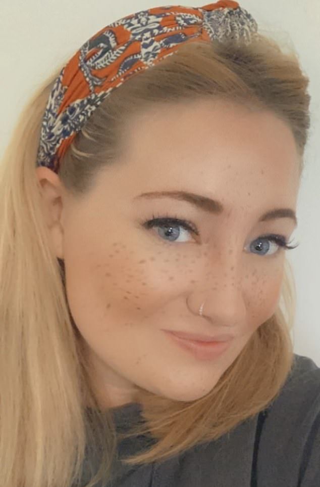 Musiała nosić grubą opaskę