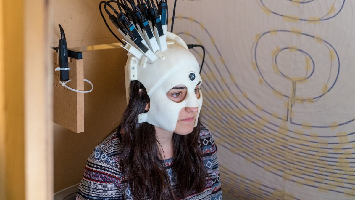 Czapka skanująca fale mózgowe. Nowy poziom kontroli w chińskich fabrykach 1