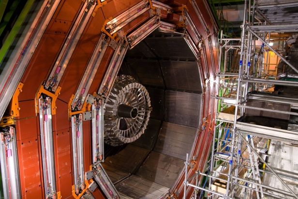 Wielki Zderzacz Hadronów, czyli akceleracja publicznych pieniędzy