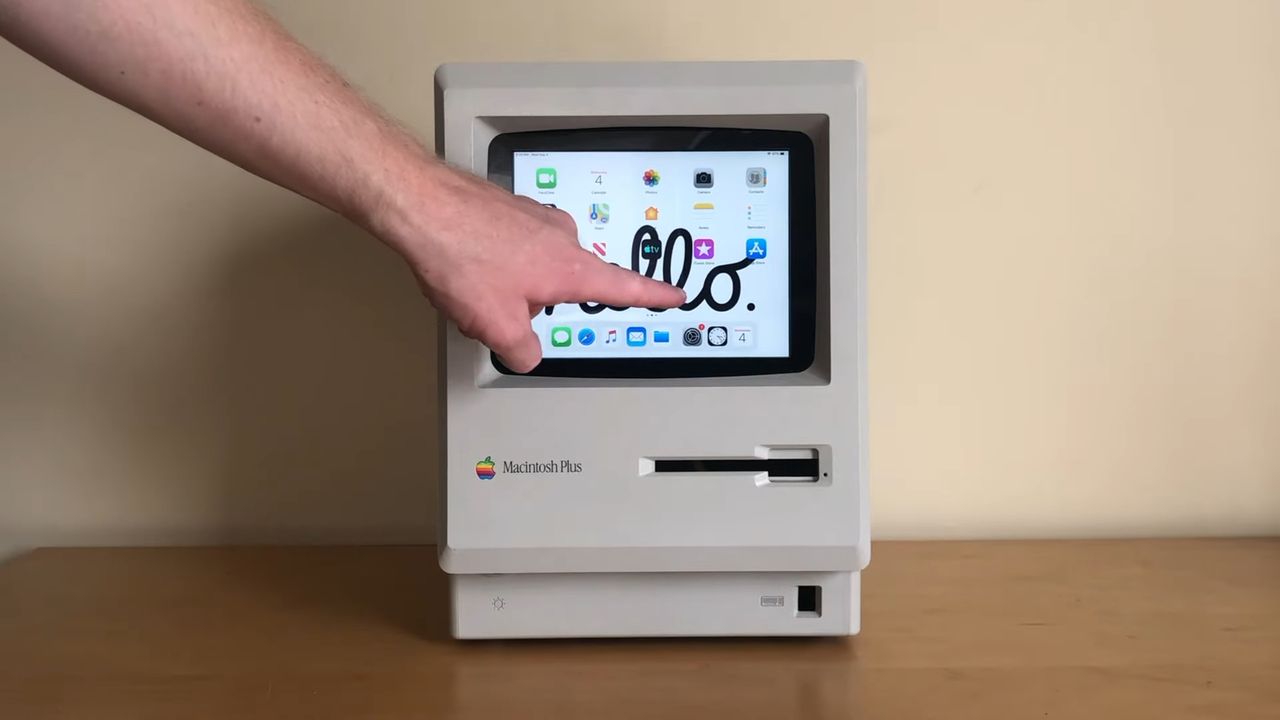 Macintosh Plus... A, nie, to jednak nietypowo opakowany iPad Mini