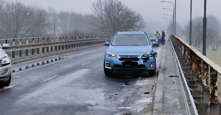 Poranna marznąca mżawka spowodowała, że na wielu ulicach Lublina pojawił się „czarny lód”. Kierowcy: „Gdzie drogowcy?”