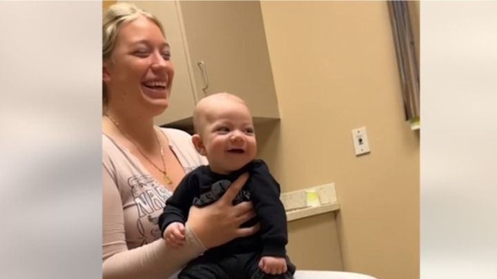 Chłopczyk oczarował pielęgniarkę. Nazywają go małym flirciarzem