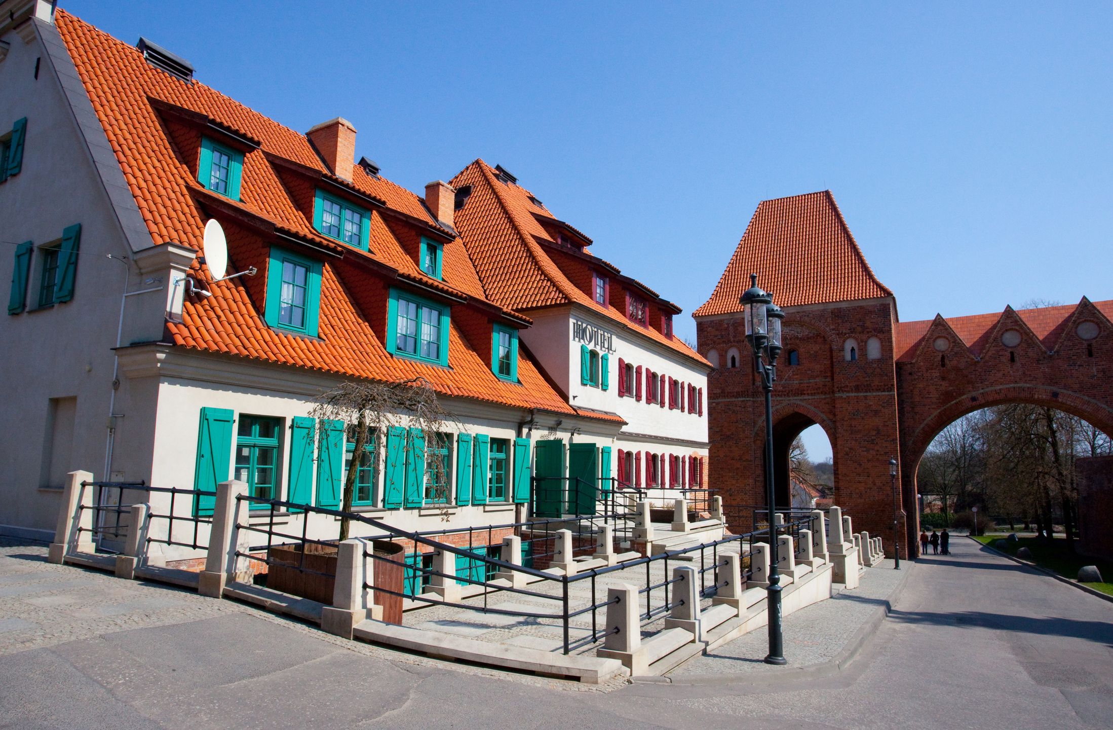 Przed zarezerwowaniem miejsca na wakacje warto sprawdzić, co znajduje się wokół hotelu czy pensjonatu