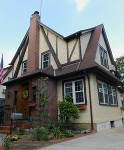 Tak mieszkał Trump. Jego rodzinny dom jest na sprzedaż [Zdjęcia]