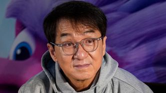 70-letni Jackie Chan ma prawie 400 MILIONÓW DOLARÓW na koncie. Jego córka wylądowała pod mostem
