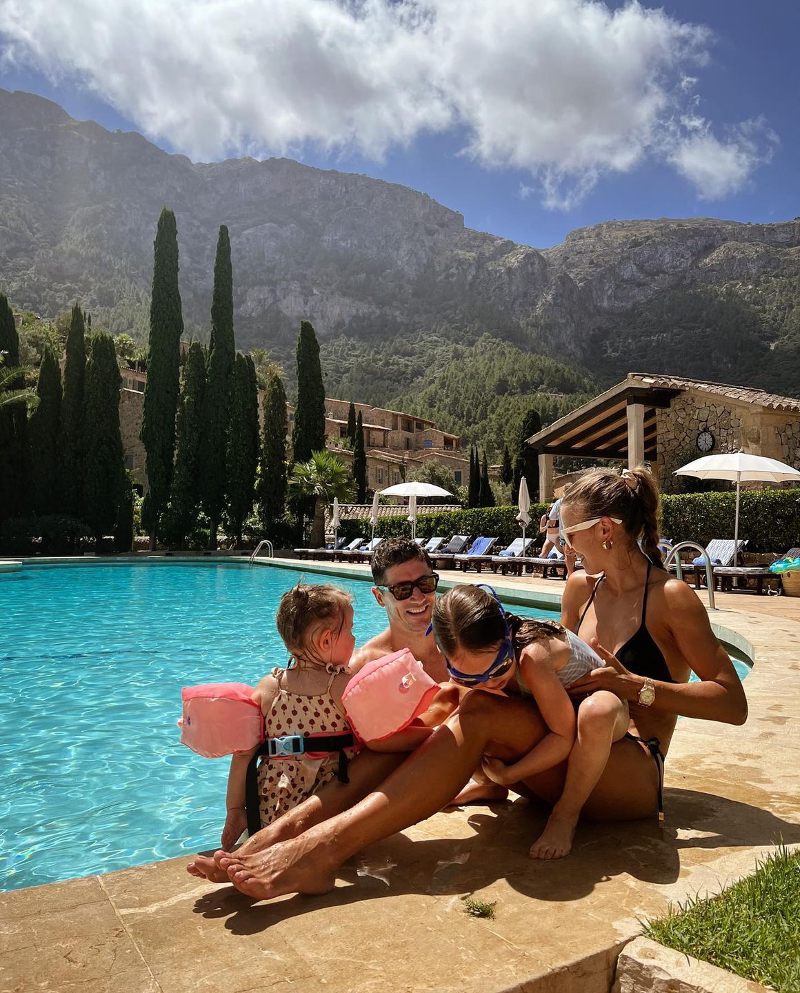 Anna Lewandowska chwali się SZEŚCIOPAKIEM i szczęśliwą rodzinką 