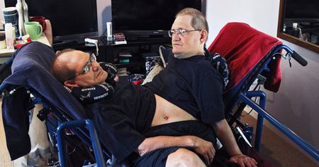 Najstarsi bracia syjamscy na świecie zmarli w wieku 68 lat. Od trzeciego roku życia występowali na festynach