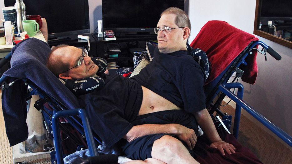 Bracia musieli poruszać się za pomocą specjalnego wózka inwalidzkiego