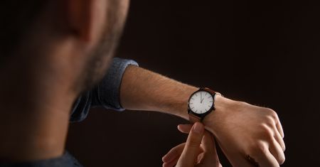 Zmiana czasu z letniego na zimowy. O której dokładnie przestawić zegarek?
