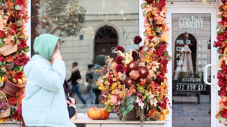 Pumpkin latte, misie i kolorowe liście - jesień zajrzała do sklepowych witryn i kawiarni.