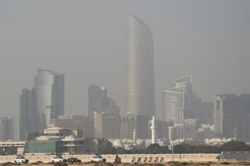 Odłamki irańskiej rakiety spadły na obszar mieszkalny. Tragedia w Abu Zabi