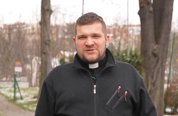 Ksiądz odwiedził po kolędzie 230 rodzin. "Wyjąłem z jednej koperty 300 zł"