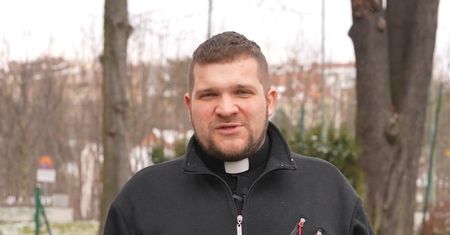 Ksiądz odwiedził po kolędzie 230 rodzin. "Wyjąłem z jednej koperty 300 zł"