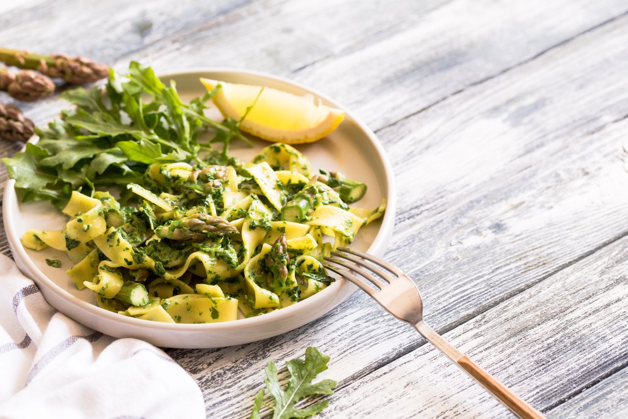 Tagliatelle ze szparagami, szynką parmeńską i bratkami