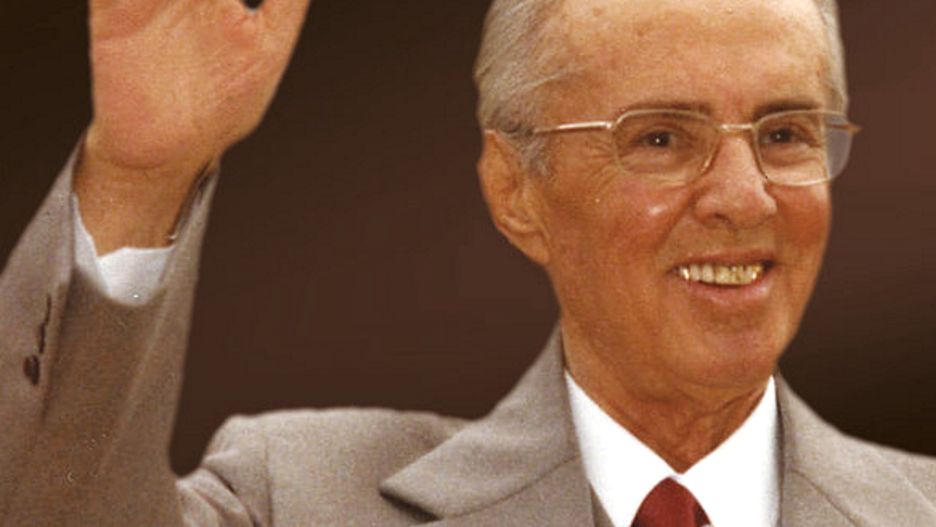 Historia kultu jednostki, totalnego terroru i ciągłej inwigilacja w książce "Hoxha. Żelazna pięść Albanii"