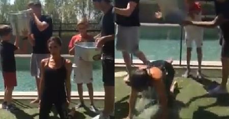 David Beckham oblewa wodą KLĘCZĄCĄ Victorię!