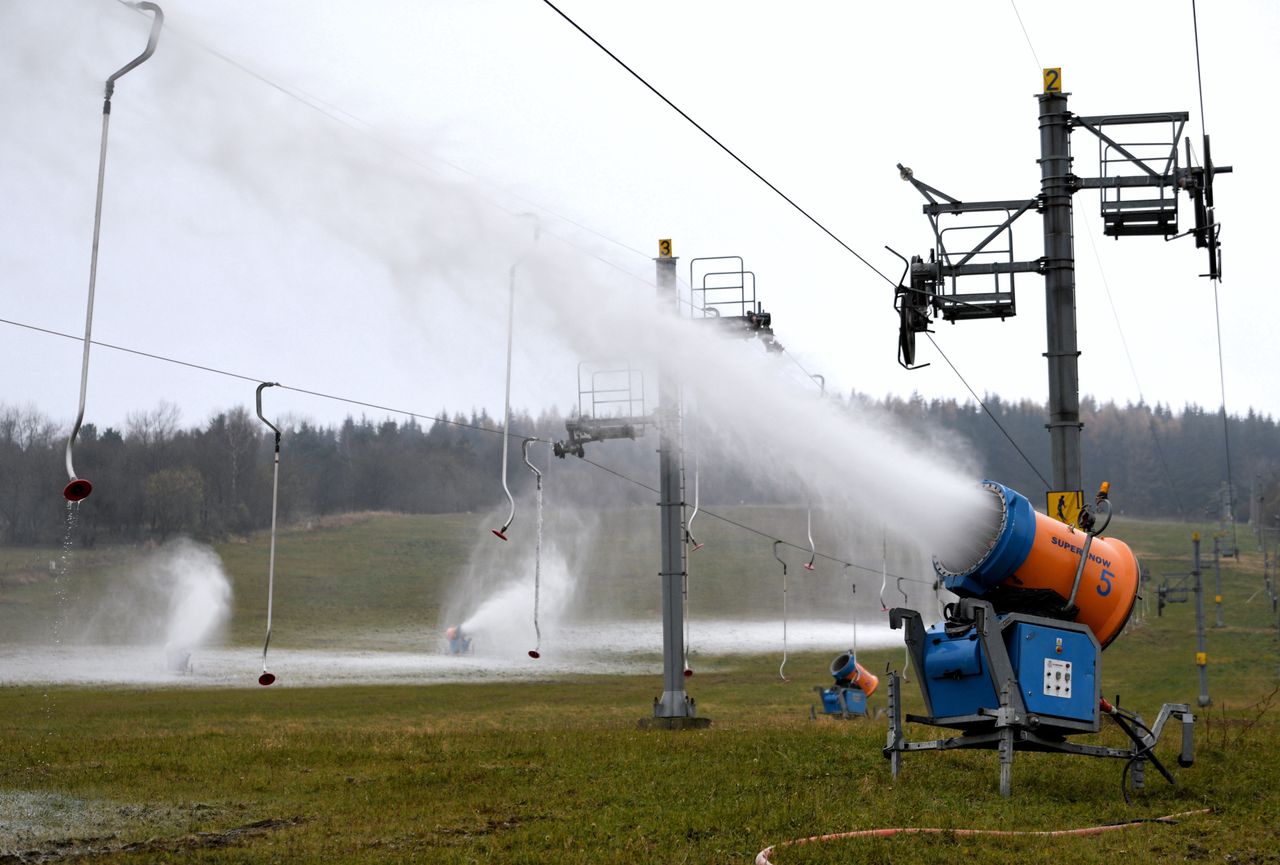 Ferie zimowe 2021. Naśnieżanie stoku na Podkarpaciu