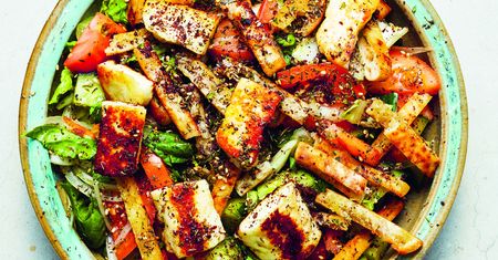 Fattoush. Przepyszna sałatka z serem halloumi