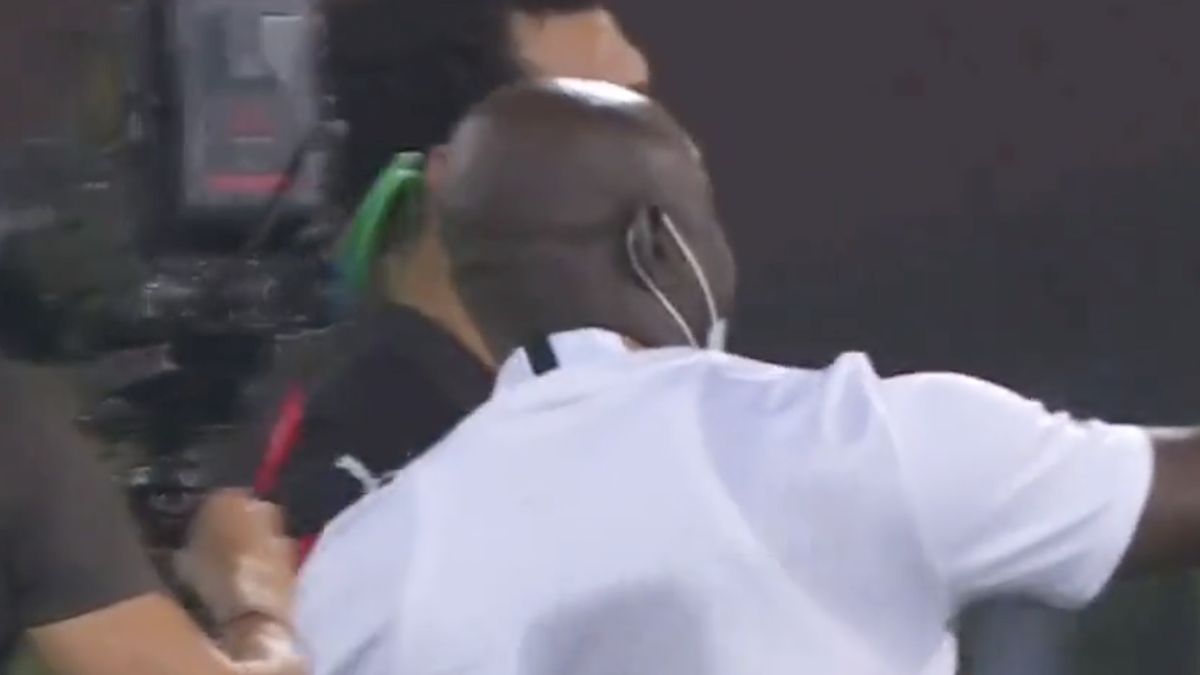 Trener Nigeryjczyków zrobił sobie selfie z Mo Salahem (Twitter)