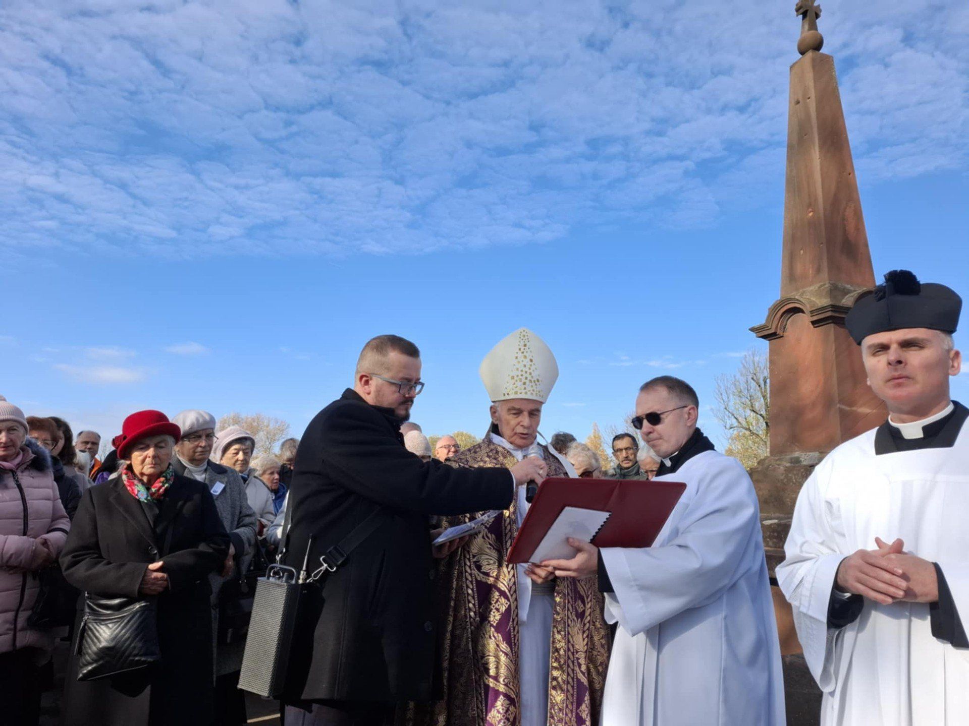 Uroczystość Wszystkich Świętych na Cmentarzu Nowym w Kielcach z biskupem Marianem Florczykiem