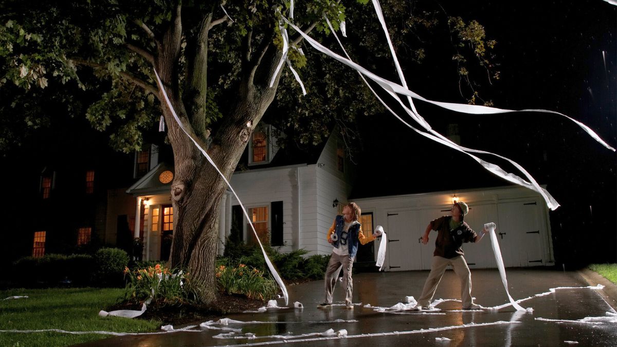 Chłopcy obrzucają drzewo papierem toaletowym