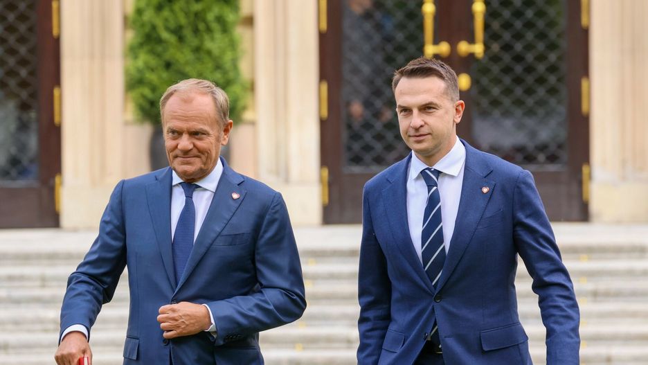 Adam Sz?apka rzecznikiem rz?du
Fot. Wojciech Olkusnik/East News, 20.06.2025. Konferencja prasowa premiera Donalda Tuska (L) w KPRM. Premier oglosil Adama Szlapke (P) rzecznikiem rzadu.
Wojciech Olkusnik