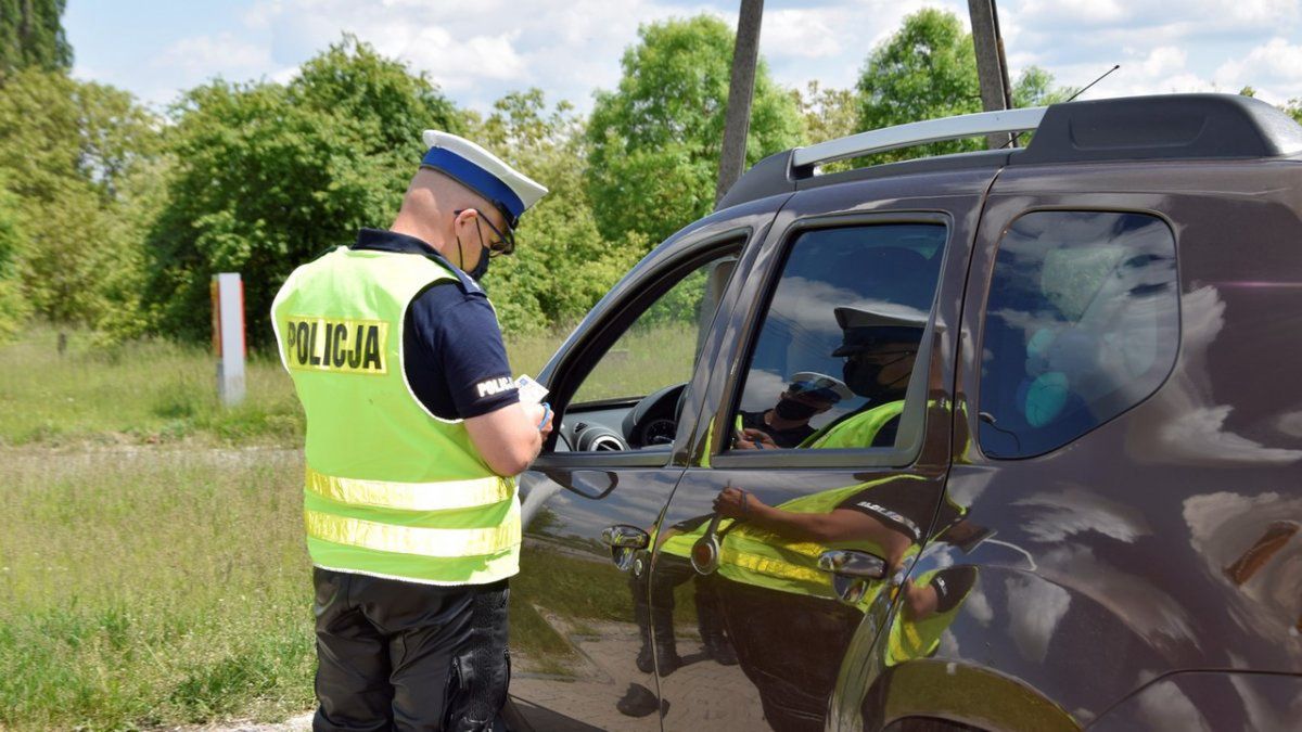 Czy policjant może przeszukać samochód podczas kontroli? Poznaj swoje prawa