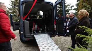 Podkarpackie: Warsztaty Terapii Zajęciowej dostały nowe busy do przewozu osób niepełnosprawnych