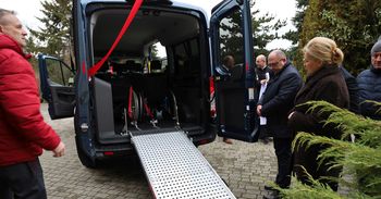 Podkarpackie: Warsztaty Terapii Zajęciowej dostały nowe busy do przewozu osób niepełnosprawnych