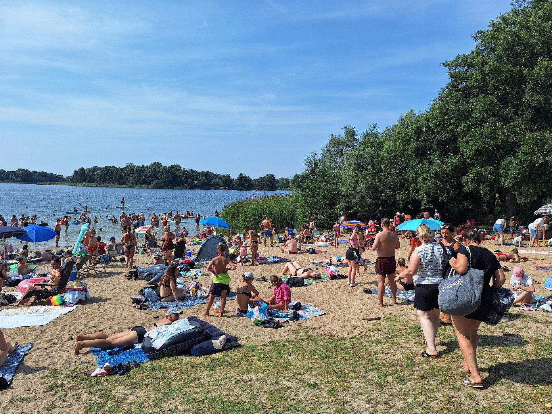 Tłumy plażowiczów nad jeziorem Lednica w Dziekanowicach