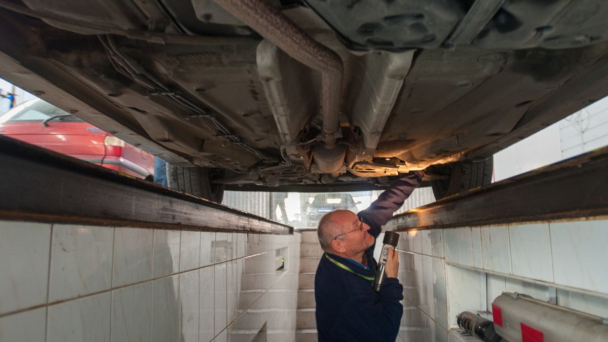 Zdarza się, że katalizatory znikają w samochodach sprowadzanych z zagranicy. Dla niektórych pośredników to dodatkowy zysk. Sprawa może wyjść na jaw podczas przeglądu technicznego.