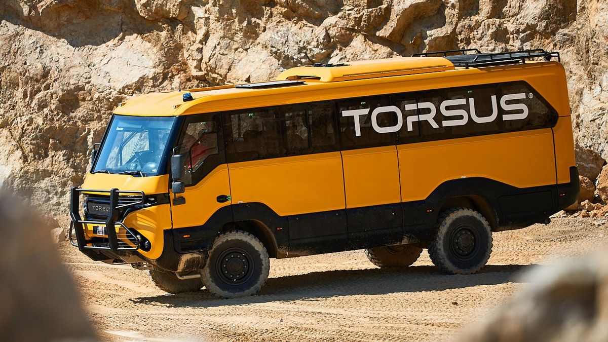 Zabierze na pokład 35 pasażerów i wjedzie praktycznie wszędzie.