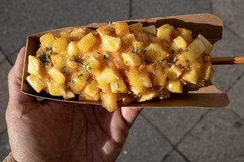 Parówka w cieście ziemniaczanym. Modna przekąska, którą bez trudu przygotujesz w domu