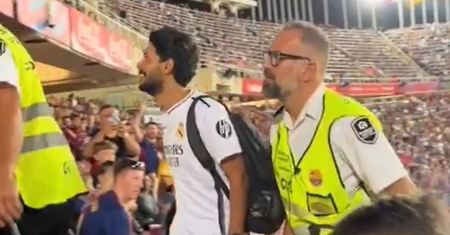 Usiadł w koszulce Realu między kibicami FC Barcelony. Tak to się skończyło