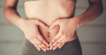 Dlaczego z pępka śmierdzi? Ten mały dołek łatwo przeoczyć pod prysznicem