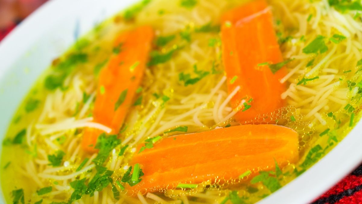 Klarowny rosół z liściem kapusty