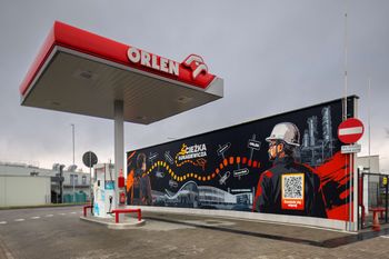 Nowy mural na stacji ORLENU w Płocku. Łączy sztukę, edukację i nowoczesne technologie