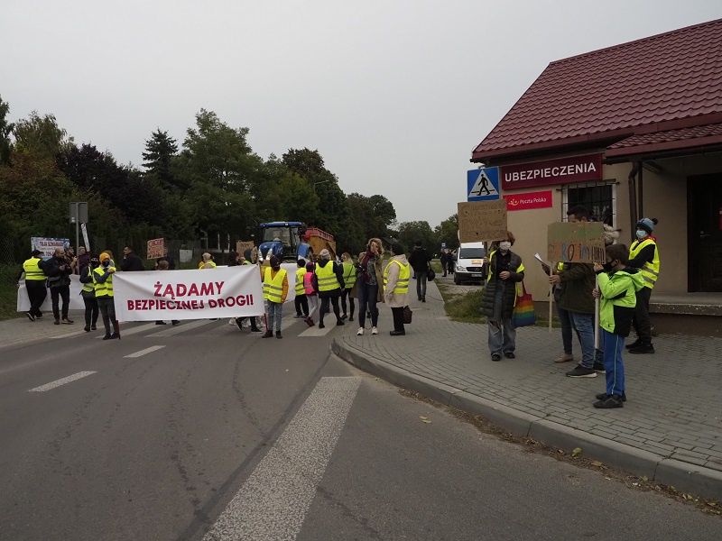 Mieszkańcy w ramach protestu zablokowali drogę w Krężnicy Jarej