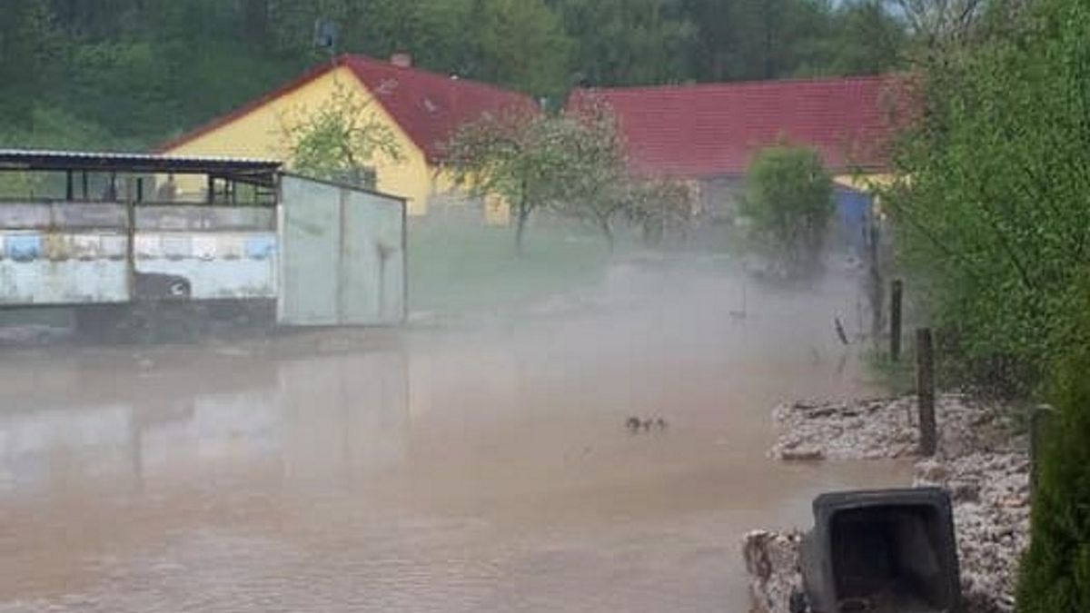 W gminie Kamiennik (woj. opolskie) w środę 12 maja intensywny deszcz w kilkanaście minut spowodował, że ulice zmieniły się w rwące rzeki.