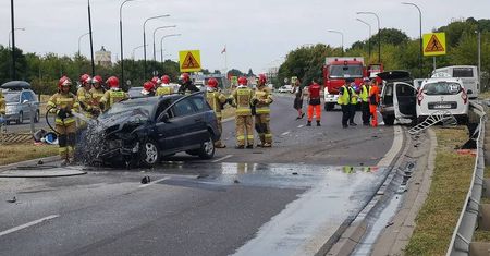 Poważny wypadek na al. Tysiąclecia w Lublinie. Zderzenie trzech aut przy młynie Krauzego