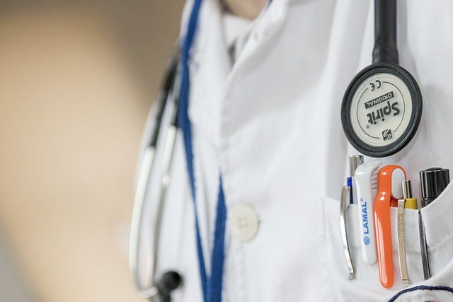 Młodzi rodzice znęcali się nad 1,5-roczną dziewczynką