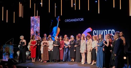 Co trzecia Polka po urodzeniu dziecka ma mniejsze szanse na nową pracę, a co czwarta – na awans. Znamy laureatki i laureatów XVII edycji konkursu Sukces Pisany Szminką