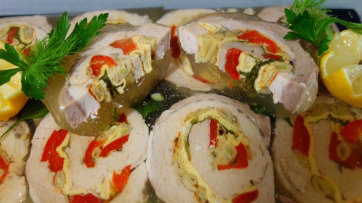 Mama przygotowuje schab w galarecie według przepisu Heni Foks. Jest przepyszny