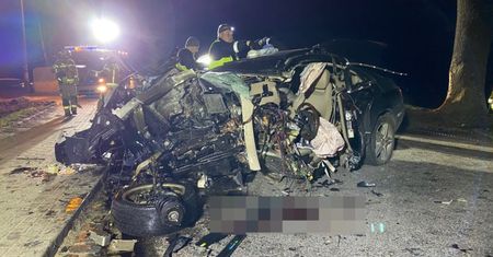 Mercedes roztrzaskał się na drzewie. 33-latek zginął na miejscu