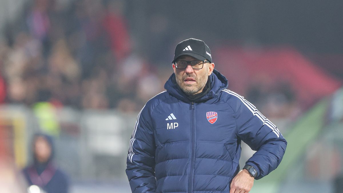 CZESTOCHOWA, POLAND - 2025/02/21: Coach Marek Papszun of Rakow Czestochowa seen during Polish League PKO BP Ekstraklasa 2024/2025 football match between Rakow Czestochowa and Gornik Zabrze at Municipal Stadium (Czestochowa). Final score; Rakow Czestochowa 1:0 Gornik Zabrze. (Photo by Grzegorz Wajda/SOPA Images/LightRocket via Getty Images)