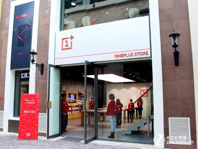 W skrócie: OnePlus Store, darmowy internet w Heyah i gigantyczna reklama Androida 14