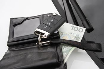 Kupił auto z salonu. Było używane. Teraz mówi o przestępstwie