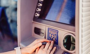 Boisz się wkładać kartę do bankomatu? Oto sposób na bezpieczną wypłatę