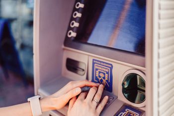 Boisz się wkładać kartę do bankomatu? Oto sposób na bezpieczną wypłatę